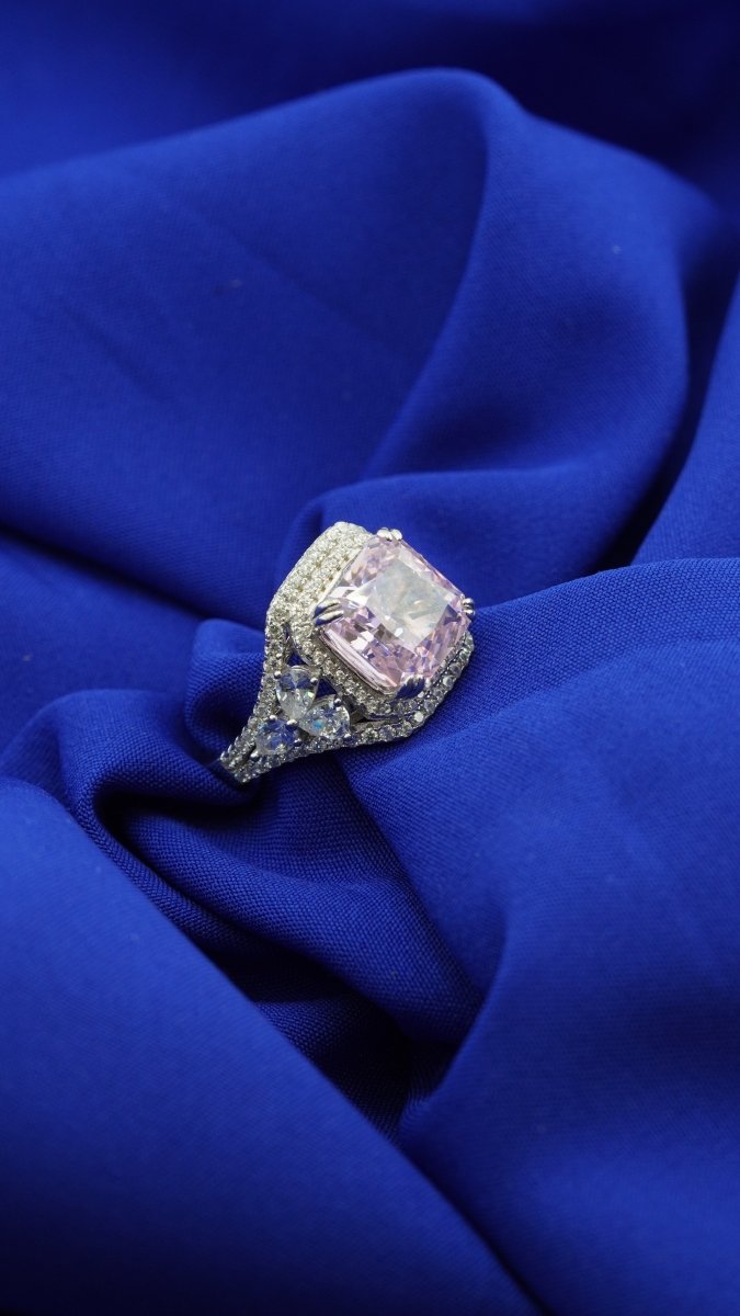 Broochk Empress Ring - D KHUSHALBHAI JEWELLERS
