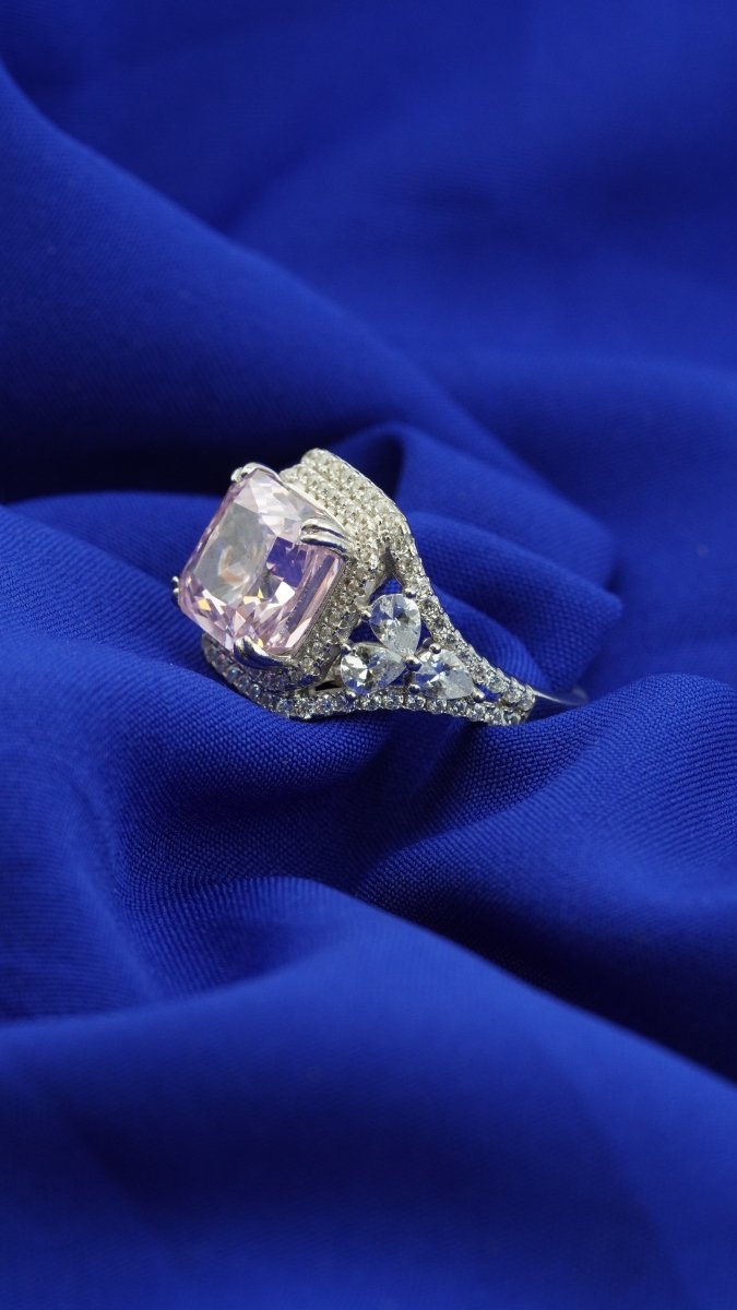 Broochk Empress Ring - D KHUSHALBHAI JEWELLERS