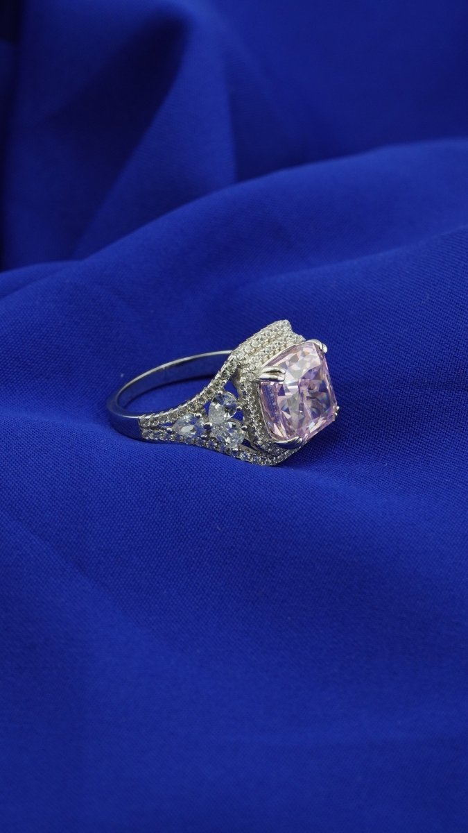 Broochk Empress Ring - D KHUSHALBHAI JEWELLERS