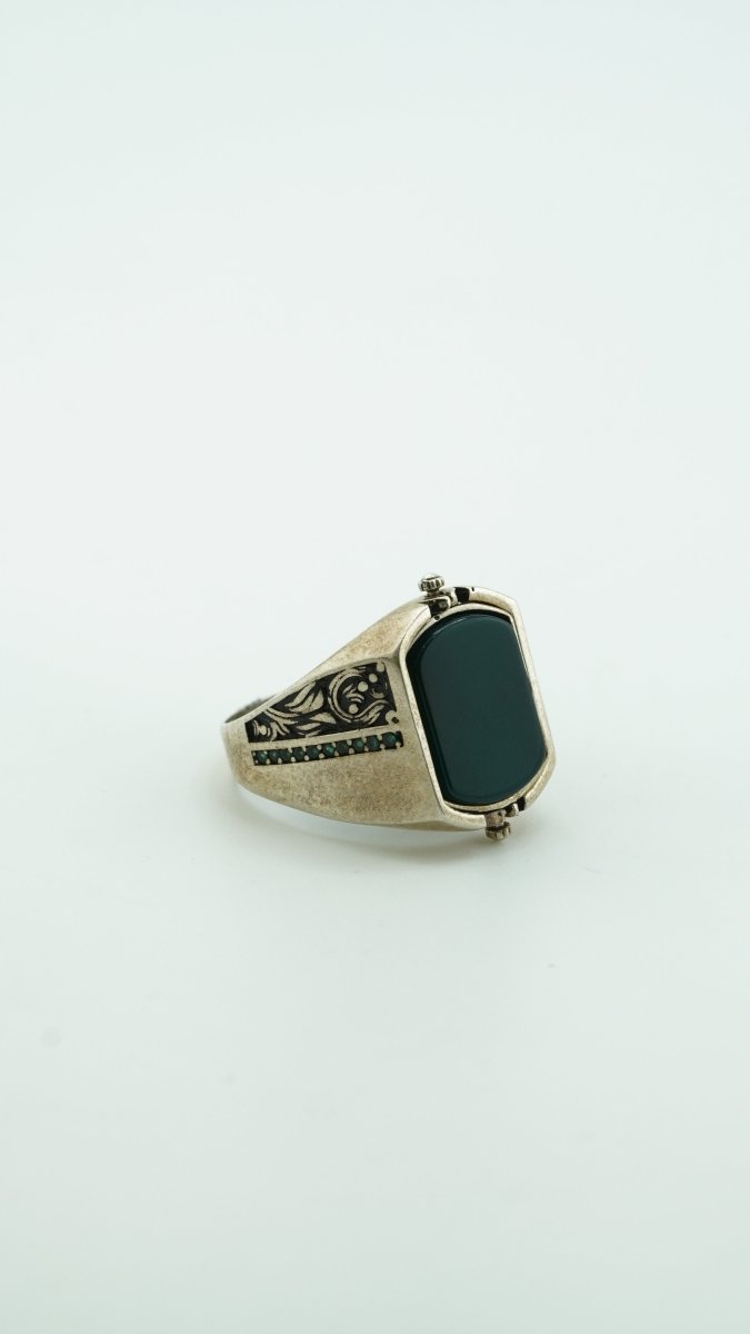 Emerald Crest Ring - D KHUSHALBHAI JEWELLERS