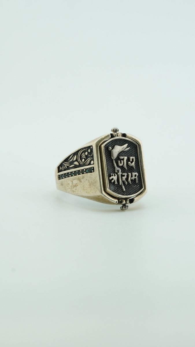 Emerald Crest Ring - D KHUSHALBHAI JEWELLERS